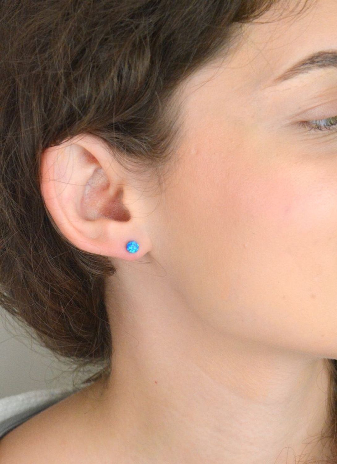 Kolczyki srebrne damskie DIA-KLC-13180-925 z niebieskim opalem syntetycznym. Okrągłe, 5 mm, srebro próby 925, lekkie – tylko 0,50 g, zapięcie na sztyft.1.jpg