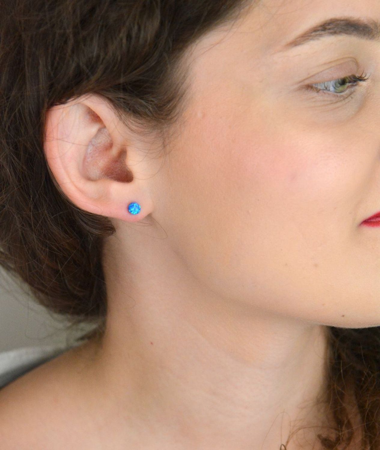 Kolczyki srebrne damskie DIA-KLC-13180-925 z niebieskim opalem syntetycznym. Okrągłe, 5 mm, srebro próby 925, lekkie – tylko 0,50 g, zapięcie na sztyft.1.jpg