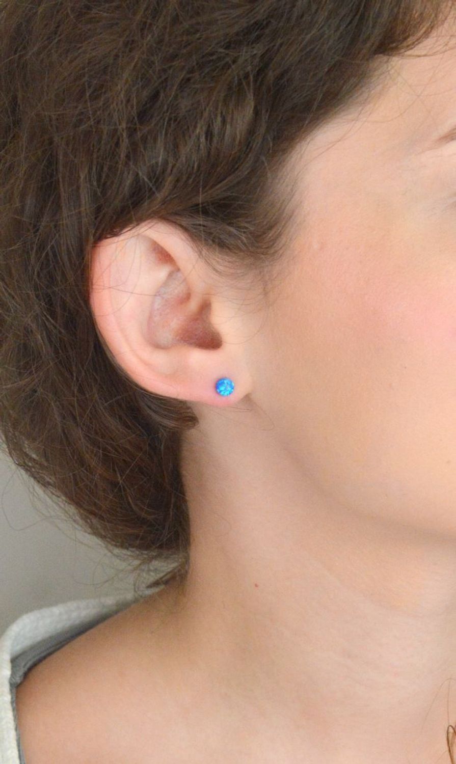 Kolczyki srebrne damskie DIA-KLC-13180-925 z niebieskim opalem syntetycznym. Okrągłe, 5 mm, srebro próby 925, lekkie – tylko 0,50 g, zapięcie na sztyft.1.jpg