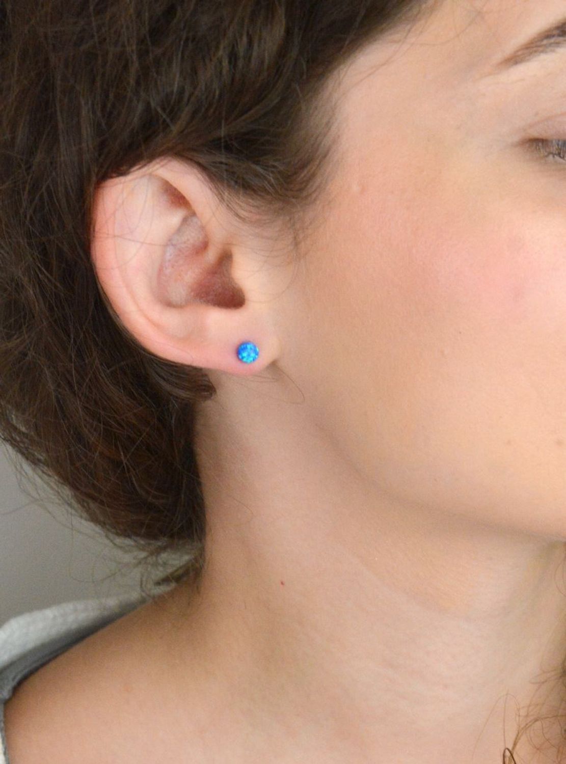 Kolczyki srebrne damskie DIA-KLC-13180-925 z niebieskim opalem syntetycznym. Okrągłe, 5 mm, srebro próby 925, lekkie – tylko 0,50 g, zapięcie na sztyft.1.jpg