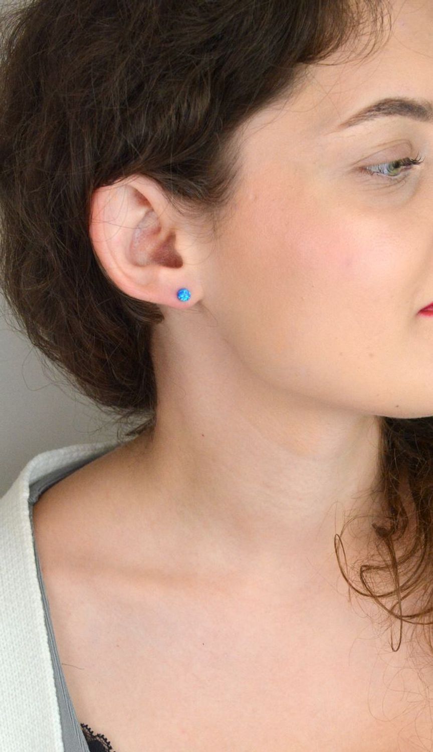 Kolczyki srebrne damskie DIA-KLC-13180-925 z niebieskim opalem syntetycznym. Okrągłe, 5 mm, srebro próby 925, lekkie – tylko 0,50 g, zapięcie na sztyft.1.jpg