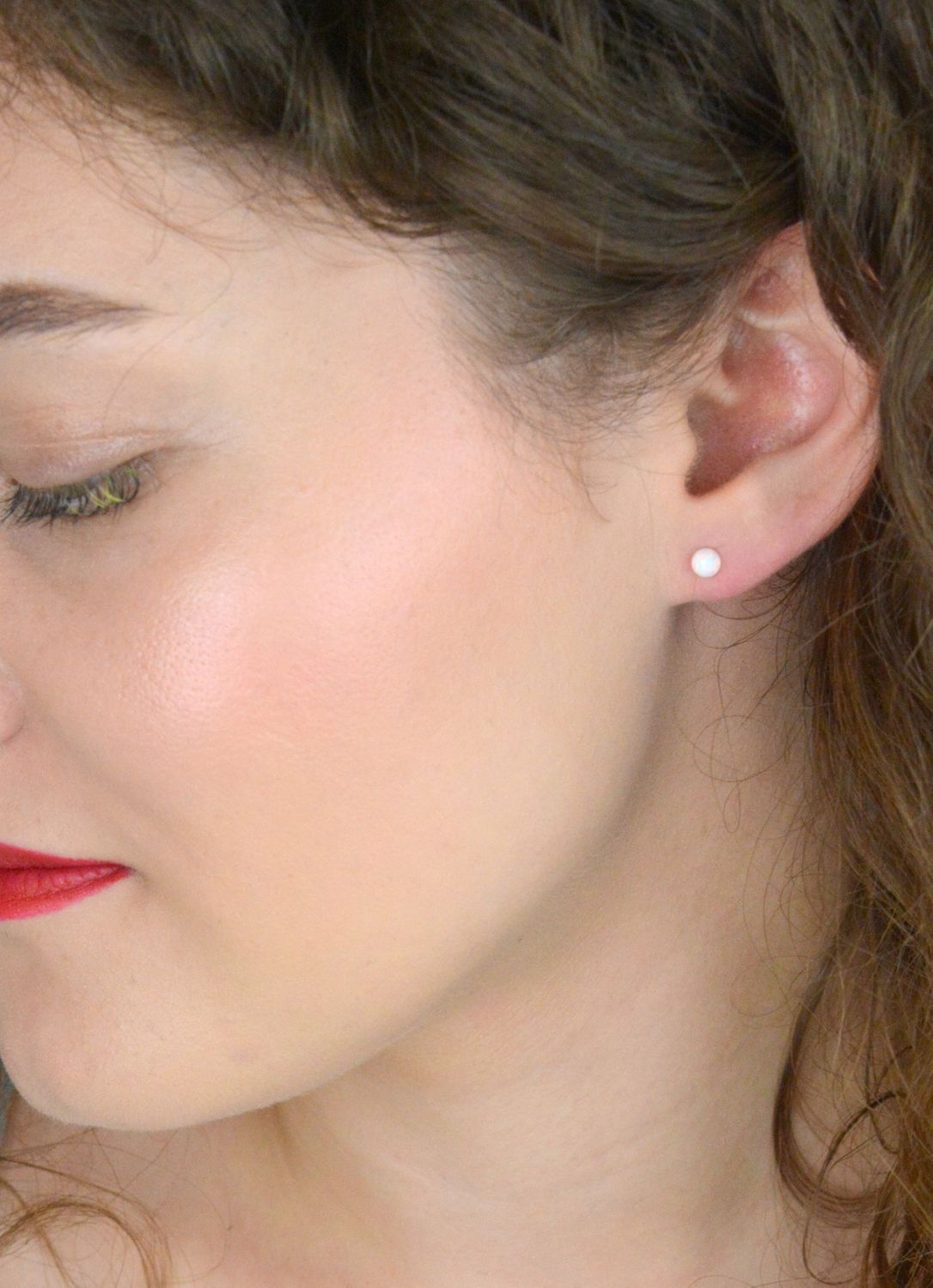 Drobne kolczyki damskie DIA-KLC-13181-925 ze srebra próby 925 z różowym opalem syntetycznym. Średnica 3 mm, zapięcie na sztyft, lekka forma – tylko 0,40 g.1.jpg