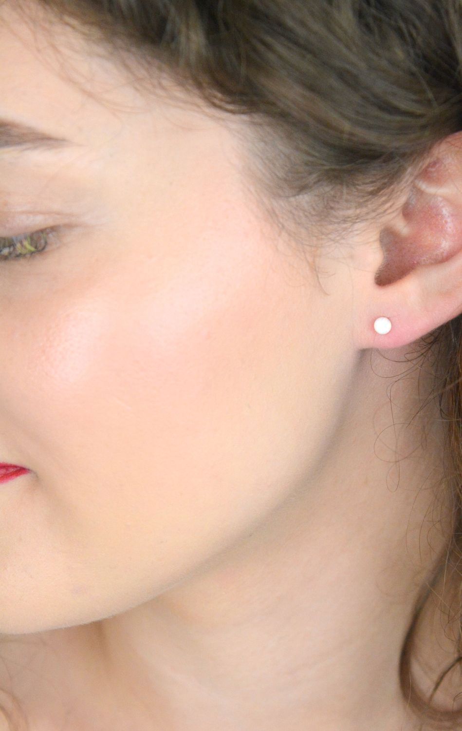 Drobne kolczyki damskie DIA-KLC-13181-925 ze srebra próby 925 z różowym opalem syntetycznym. Średnica 3 mm, zapięcie na sztyft, lekka forma – tylko 0,40 g.1.jpg