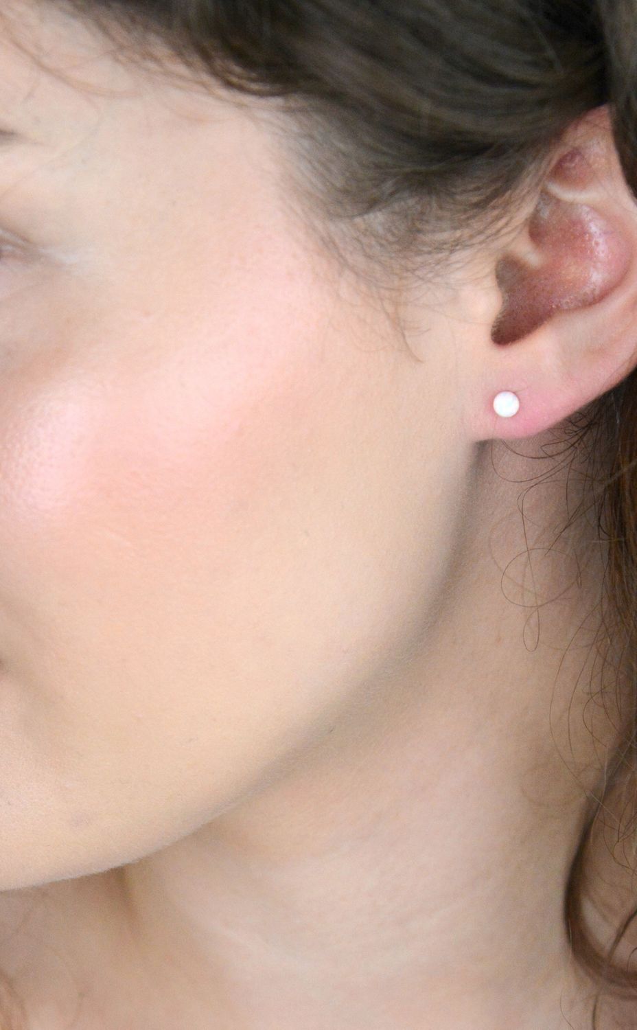 Drobne kolczyki damskie DIA-KLC-13181-925 ze srebra próby 925 z różowym opalem syntetycznym. Średnica 3 mm, zapięcie na sztyft, lekka forma – tylko 0,40 g.1.jpg