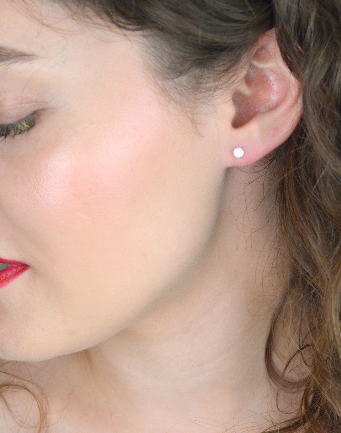 Drobne kolczyki damskie DIA-KLC-13181-925 ze srebra próby 925 z różowym opalem syntetycznym. Średnica 3 mm, zapięcie na sztyft, lekka forma – tylko 0,40 g.1.jpg