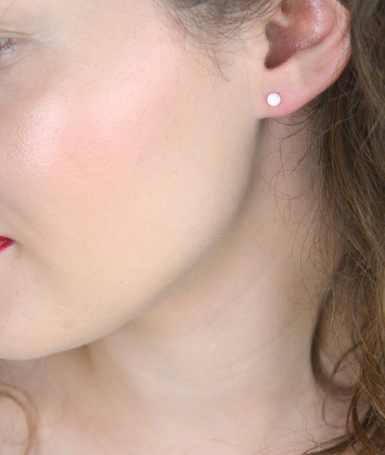 Drobne kolczyki damskie DIA-KLC-13181-925 ze srebra próby 925 z różowym opalem syntetycznym. Średnica 3 mm, zapięcie na sztyft, lekka forma – tylko 0,40 g.1.jpg