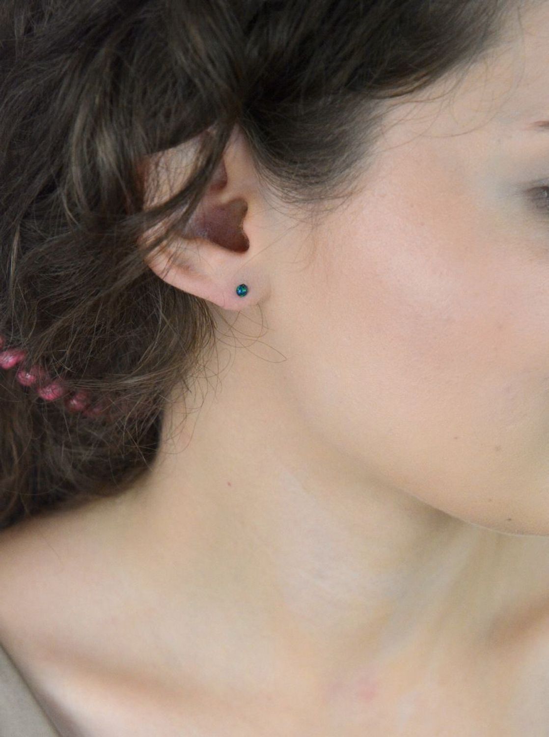 Kolczyki srebrne DIA-KLC-13183-925 z zielonym syntetycznym opalem. Próba 925, średnica 3 mm, waga 0,40 g, zapięcie na sztyft. Delikatny, subtelny akcent kolorystyczny do codziennych stylizacji.1.jpg