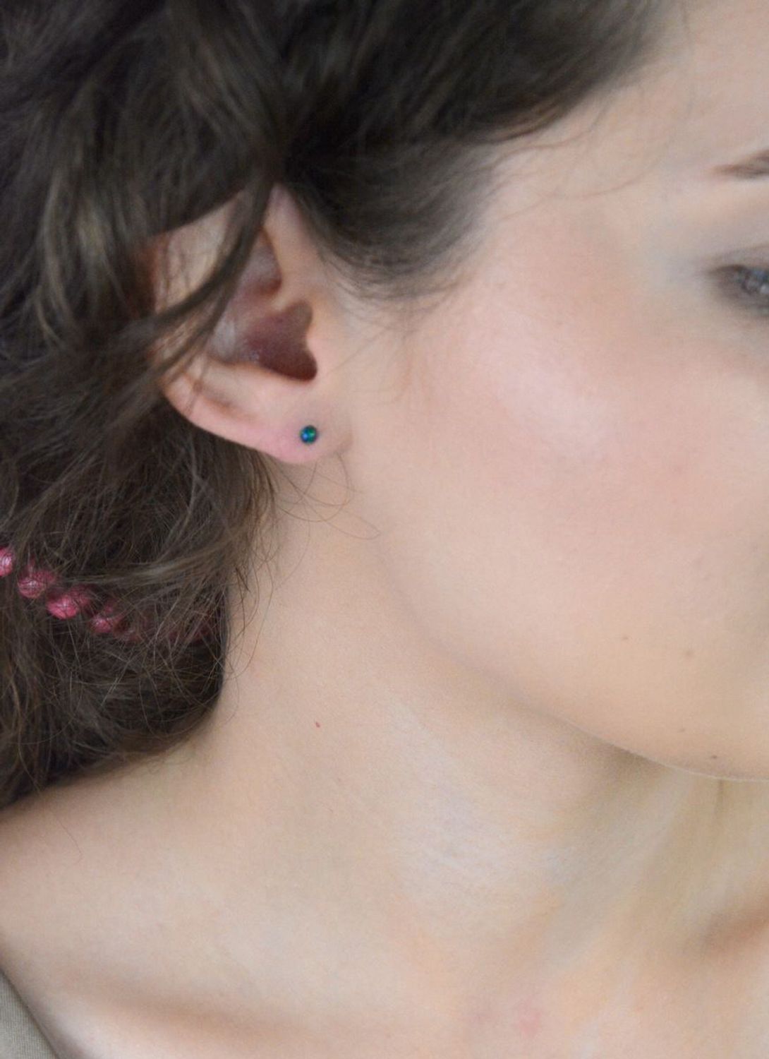 Kolczyki srebrne DIA-KLC-13183-925 z zielonym syntetycznym opalem. Próba 925, średnica 3 mm, waga 0,40 g, zapięcie na sztyft. Delikatny, subtelny akcent kolorystyczny do codziennych stylizacji.1.jpg