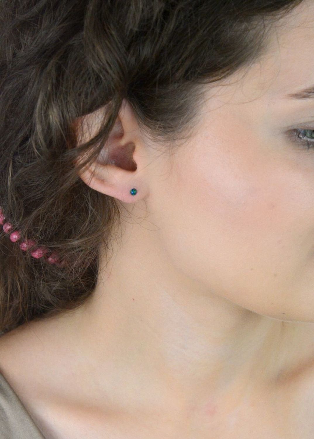 Kolczyki srebrne DIA-KLC-13183-925 z zielonym syntetycznym opalem. Próba 925, średnica 3 mm, waga 0,40 g, zapięcie na sztyft. Delikatny, subtelny akcent kolorystyczny do codziennych stylizacji.1.jpg