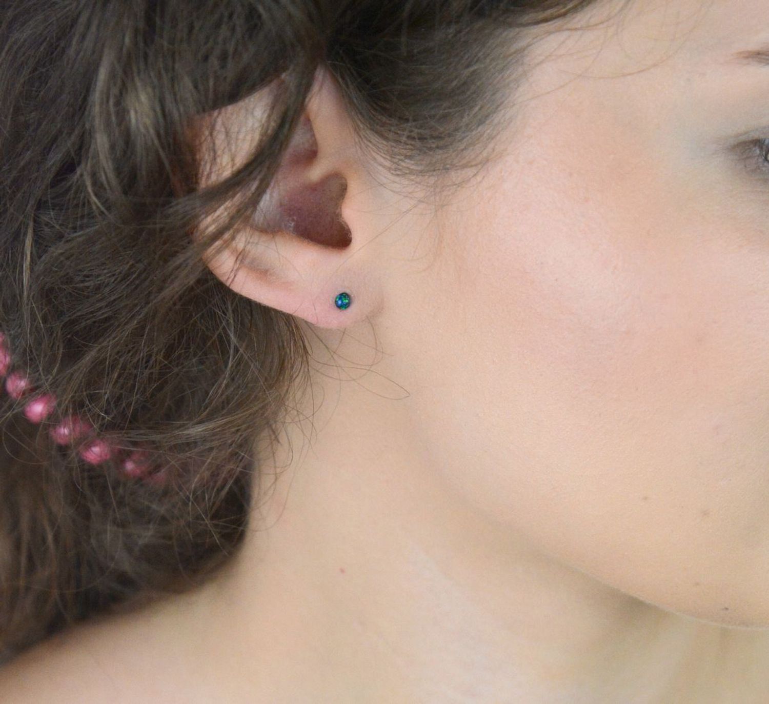 Kolczyki srebrne DIA-KLC-13183-925 z zielonym syntetycznym opalem. Próba 925, średnica 3 mm, waga 0,40 g, zapięcie na sztyft. Delikatny, subtelny akcent kolorystyczny do codziennych stylizacji.1.jpg