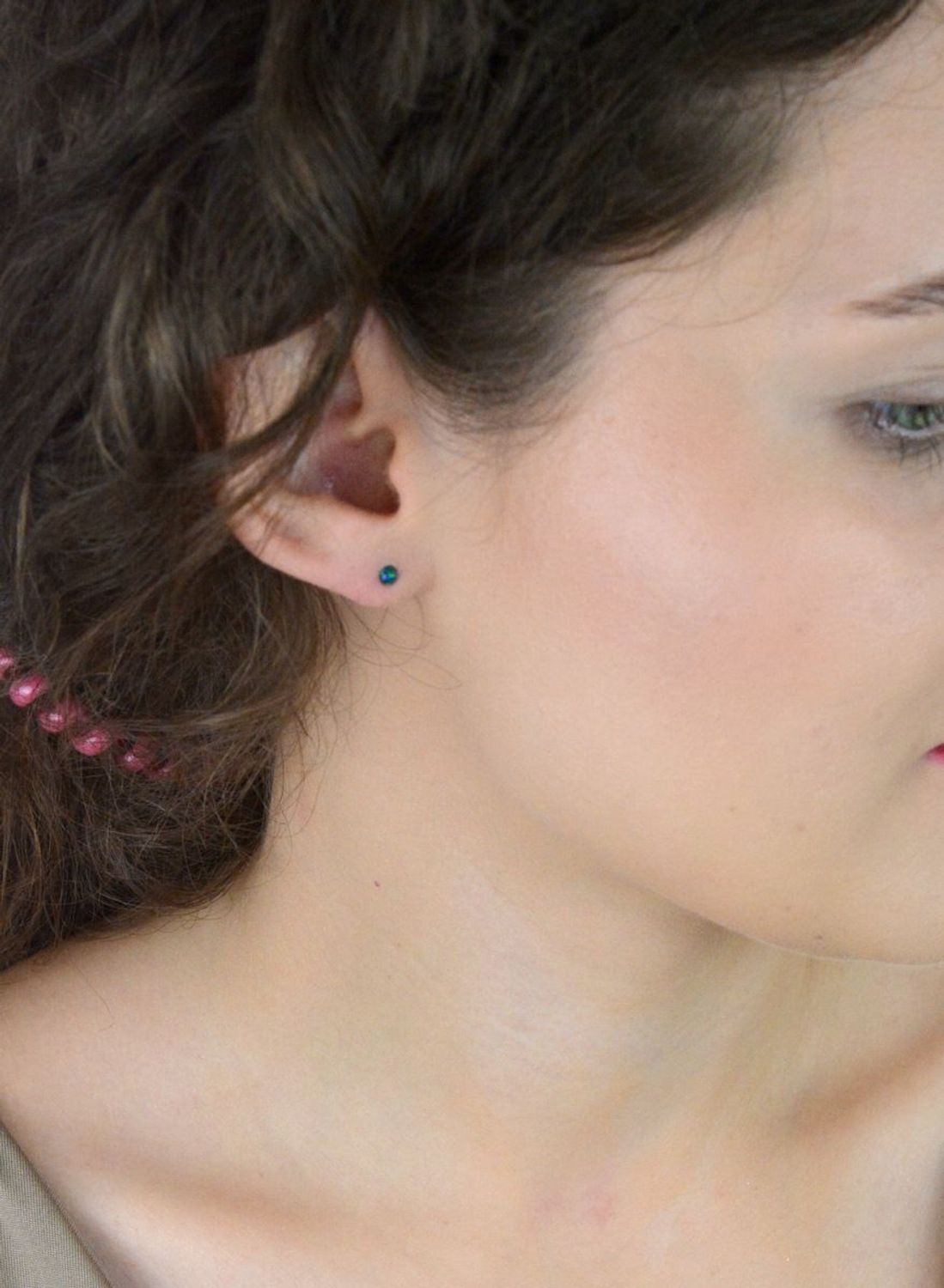 Kolczyki srebrne DIA-KLC-13183-925 z zielonym syntetycznym opalem. Próba 925, średnica 3 mm, waga 0,40 g, zapięcie na sztyft. Delikatny, subtelny akcent kolorystyczny do codziennych stylizacji.1.jpg