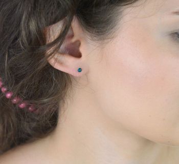 Kolczyki srebrne DIA-KLC-13183-925 z zielonym syntetycznym opalem. Próba 925, średnica 3 mm, waga 0,40 g, zapięcie na sztyft. Delikatny, subtelny akcent kolorystyczny do codziennych stylizacji (4).JPG