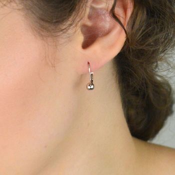 Eleganckie srebrne kolczyki damskie z wiszącymi kuleczkami. Próba 925, długość 1,5 cm, waga 1,20 g. Zapięcie bigiel angielski. Subtelna i stylowa biżuteria na co dzień. Model DIA-KLC-13184-925 (1).JPG
