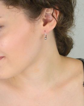 Eleganckie srebrne kolczyki damskie z wiszącymi kuleczkami. Próba 925, długość 1,5 cm, waga 1,20 g. Zapięcie bigiel angielski. Subtelna i stylowa biżuteria na co dzień. Model DIA-KLC-13184-925 (2).JPG