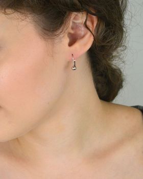 Eleganckie srebrne kolczyki damskie z wiszącymi kuleczkami. Próba 925, długość 1,5 cm, waga 1,20 g. Zapięcie bigiel angielski. Subtelna i stylowa biżuteria na co dzień. Model DIA-KLC-13184-925 (3).JPG