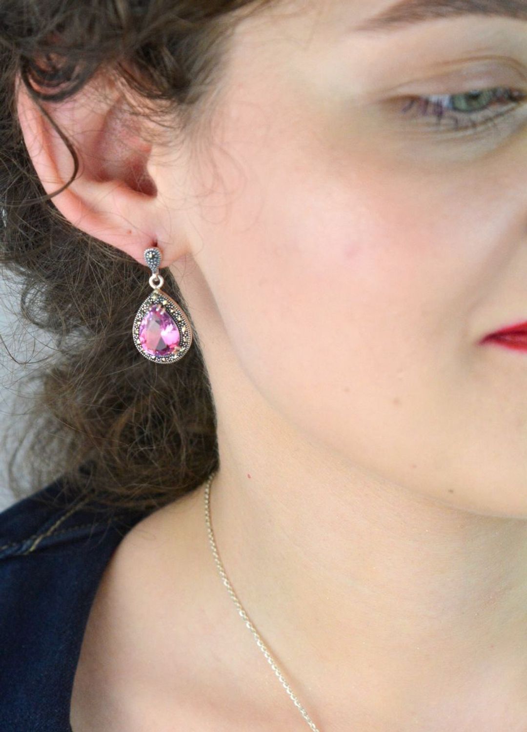 Kolczyki srebrne próby 925 z różowo-fioletową cyrkonią i markazytami. Kształt łezki, długość 3,0 cm, szerokość 1,5 cm, zapięcie na sztyft. Model DIA-KLC-13185-925 – elegancja i blask.1.jpg