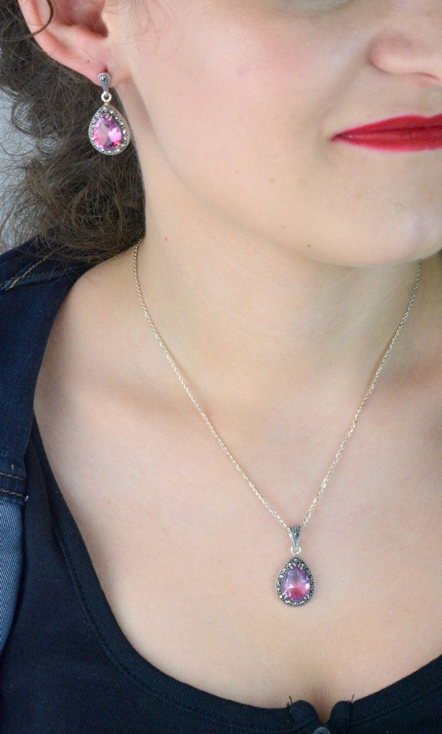 Kolczyki srebrne próby 925 z różowo-fioletową cyrkonią i markazytami. Kształt łezki, długość 3,0 cm, szerokość 1,5 cm, zapięcie na sztyft. Model DIA-KLC-13185-925 – elegancja i blask.1.jpg