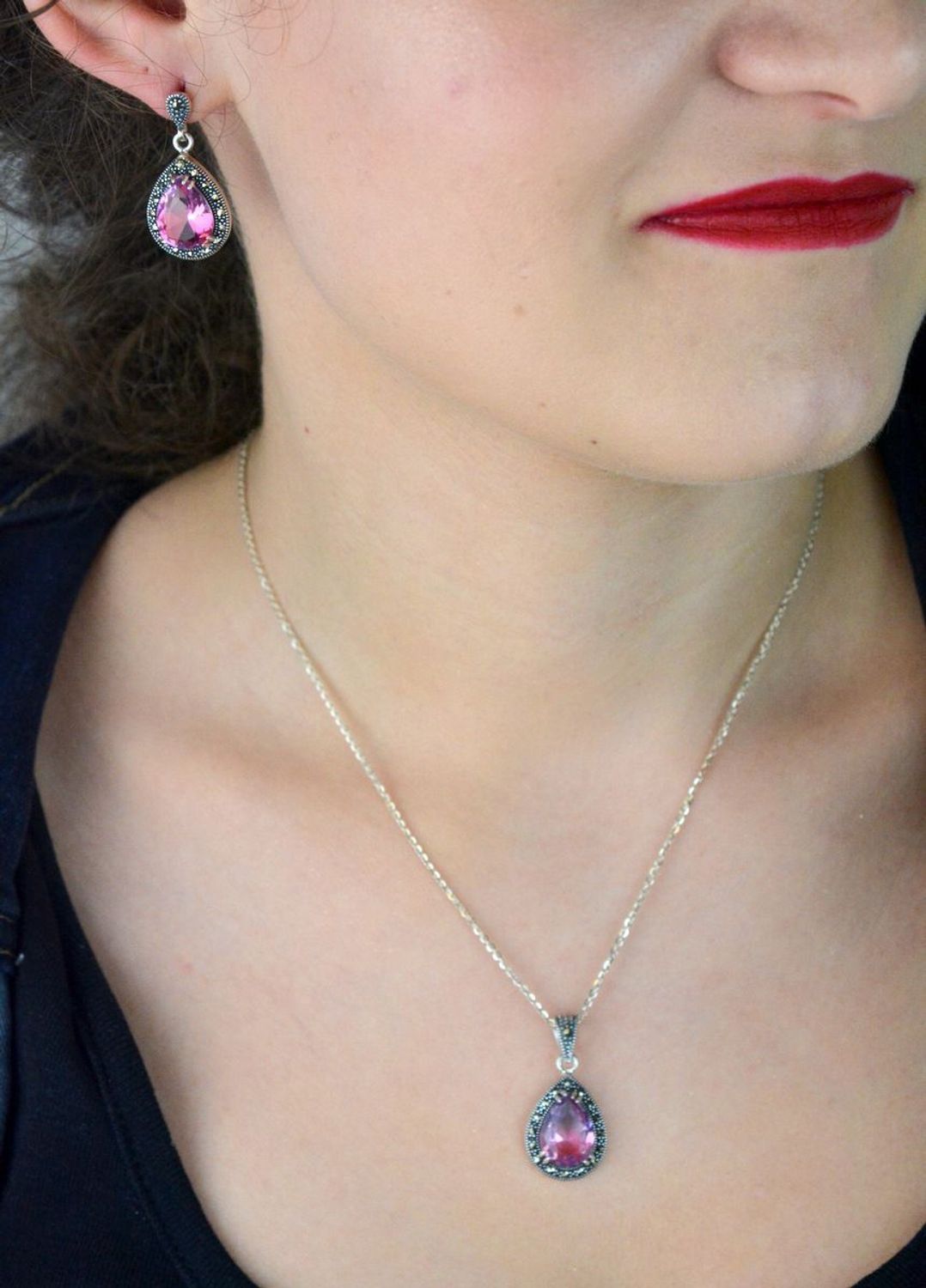 Kolczyki srebrne próby 925 z różowo-fioletową cyrkonią i markazytami. Kształt łezki, długość 3,0 cm, szerokość 1,5 cm, zapięcie na sztyft. Model DIA-KLC-13185-925 – elegancja i blask.1.jpg