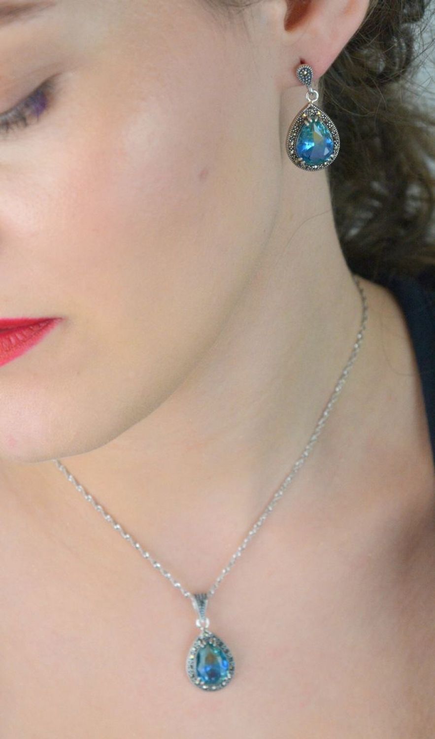 Kolczyki damskie srebrne próby 925, model DIA-KLC-13186-925. Kształt łezki, cyrkonia niebiesko-zielona, markazyty, zapięcie na sztyft. Długość 3,0 cm, szerokość 1,5 cm, waga 6,50 g.1.jpg