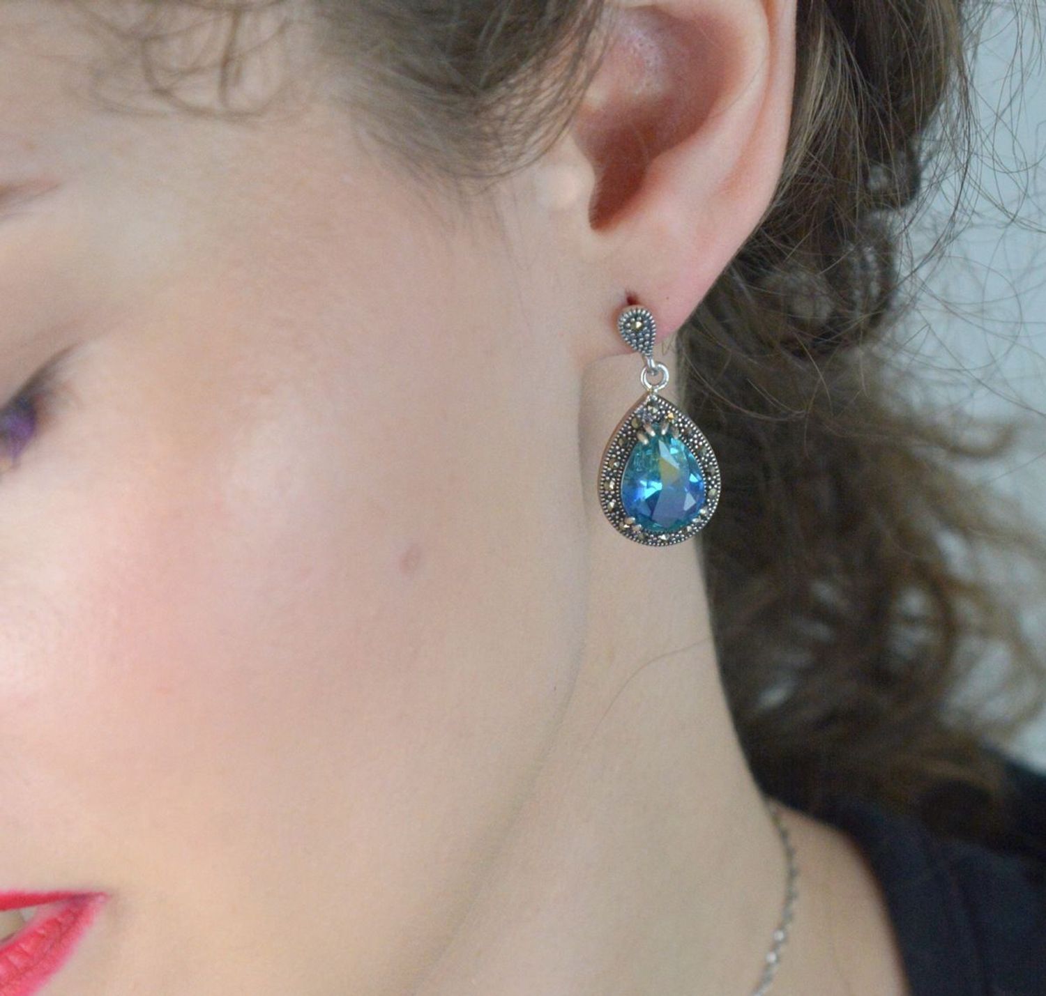 Kolczyki damskie srebrne próby 925, model DIA-KLC-13186-925. Kształt łezki, cyrkonia niebiesko-zielona, markazyty, zapięcie na sztyft. Długość 3,0 cm, szerokość 1,5 cm, waga 6,50 g.1.jpg