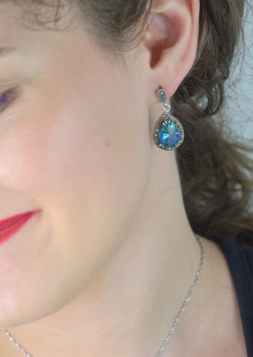 Kolczyki damskie srebrne próby 925, model DIA-KLC-13186-925. Kształt łezki, cyrkonia niebiesko-zielona, markazyty, zapięcie na sztyft. Długość 3,0 cm, szerokość 1,5 cm, waga 6,50 g.1.jpg