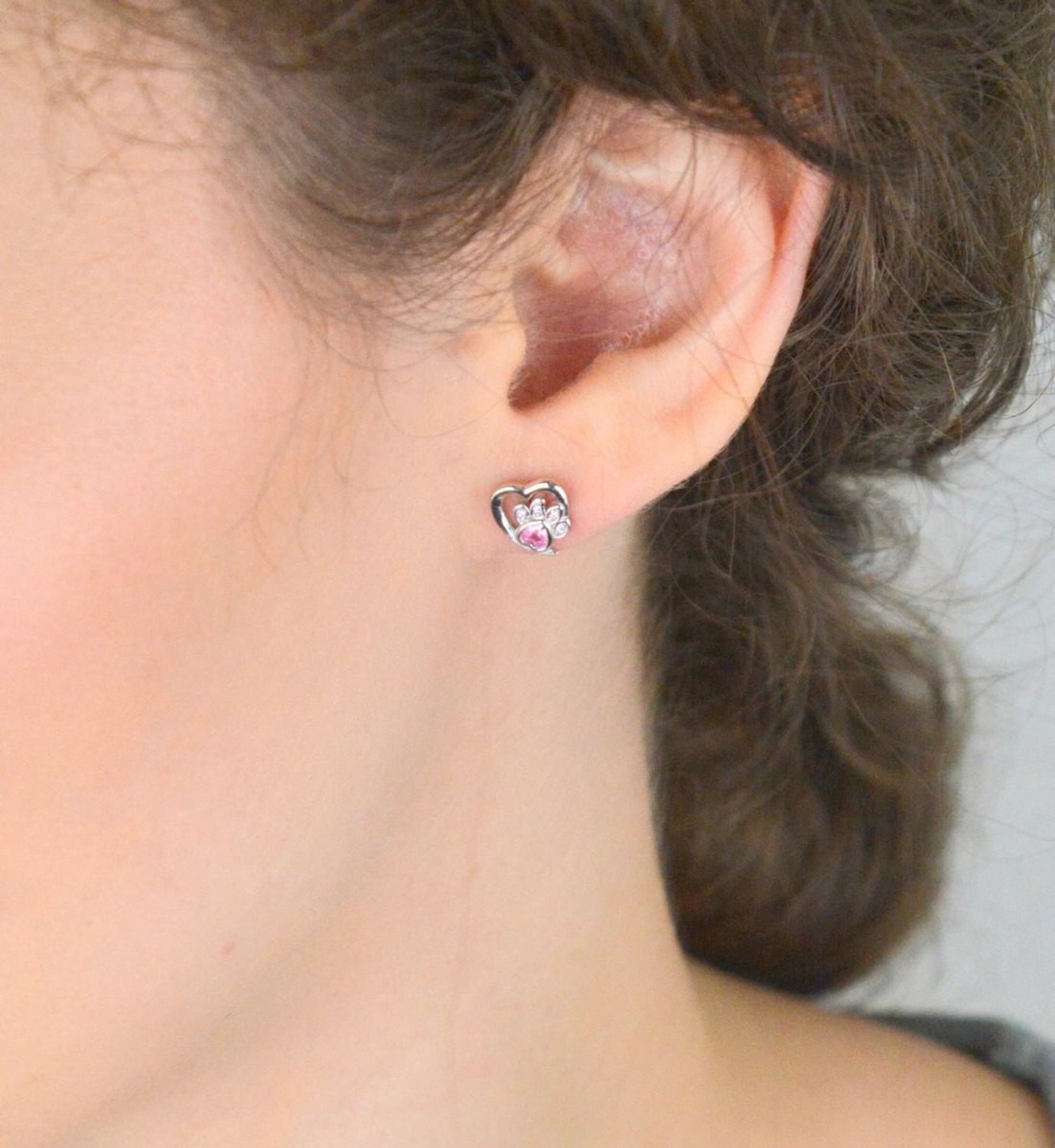 Kolczyki srebrne rodowane 925 – serce z psią łapką, model IM0260423ER. Różowa cyrkonia, zapięcie sztyft, wymiary 7,9 x 8,3 mm, waga ok. 1,2 g. Idealne dla miłośniczek zwierząt!2.jpg