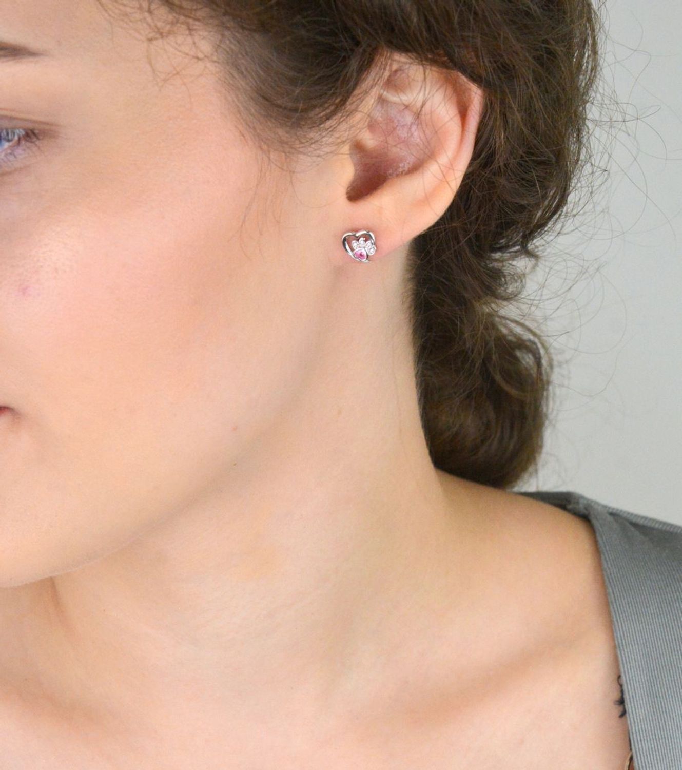 Kolczyki srebrne rodowane 925 – serce z psią łapką, model IM0260423ER. Różowa cyrkonia, zapięcie sztyft, wymiary 7,9 x 8,3 mm, waga ok. 1,2 g. Idealne dla miłośniczek zwierząt!2.jpg