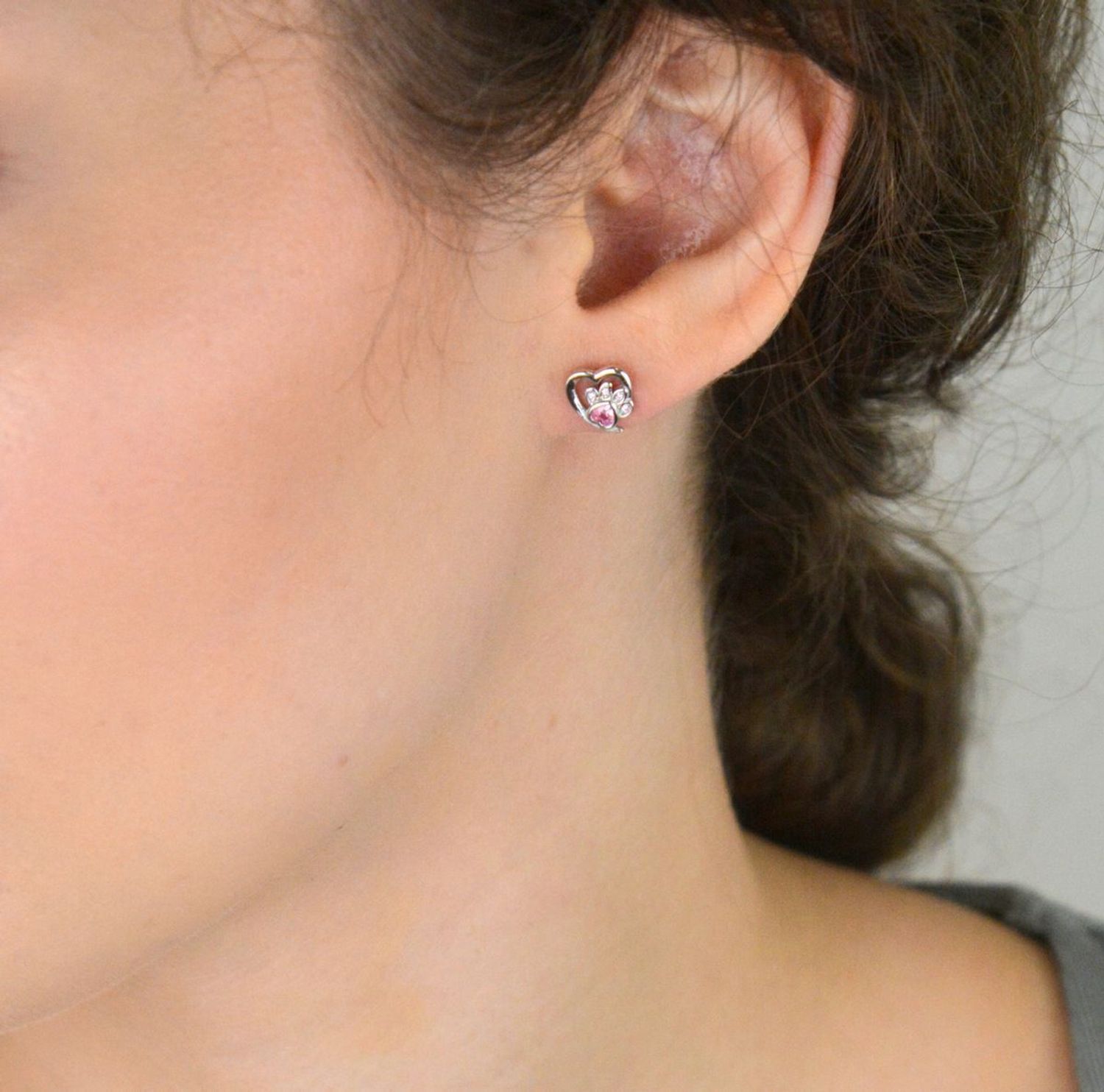 Kolczyki srebrne rodowane 925 – serce z psią łapką, model IM0260423ER. Różowa cyrkonia, zapięcie sztyft, wymiary 7,9 x 8,3 mm, waga ok. 1,2 g. Idealne dla miłośniczek zwierząt!2.jpg