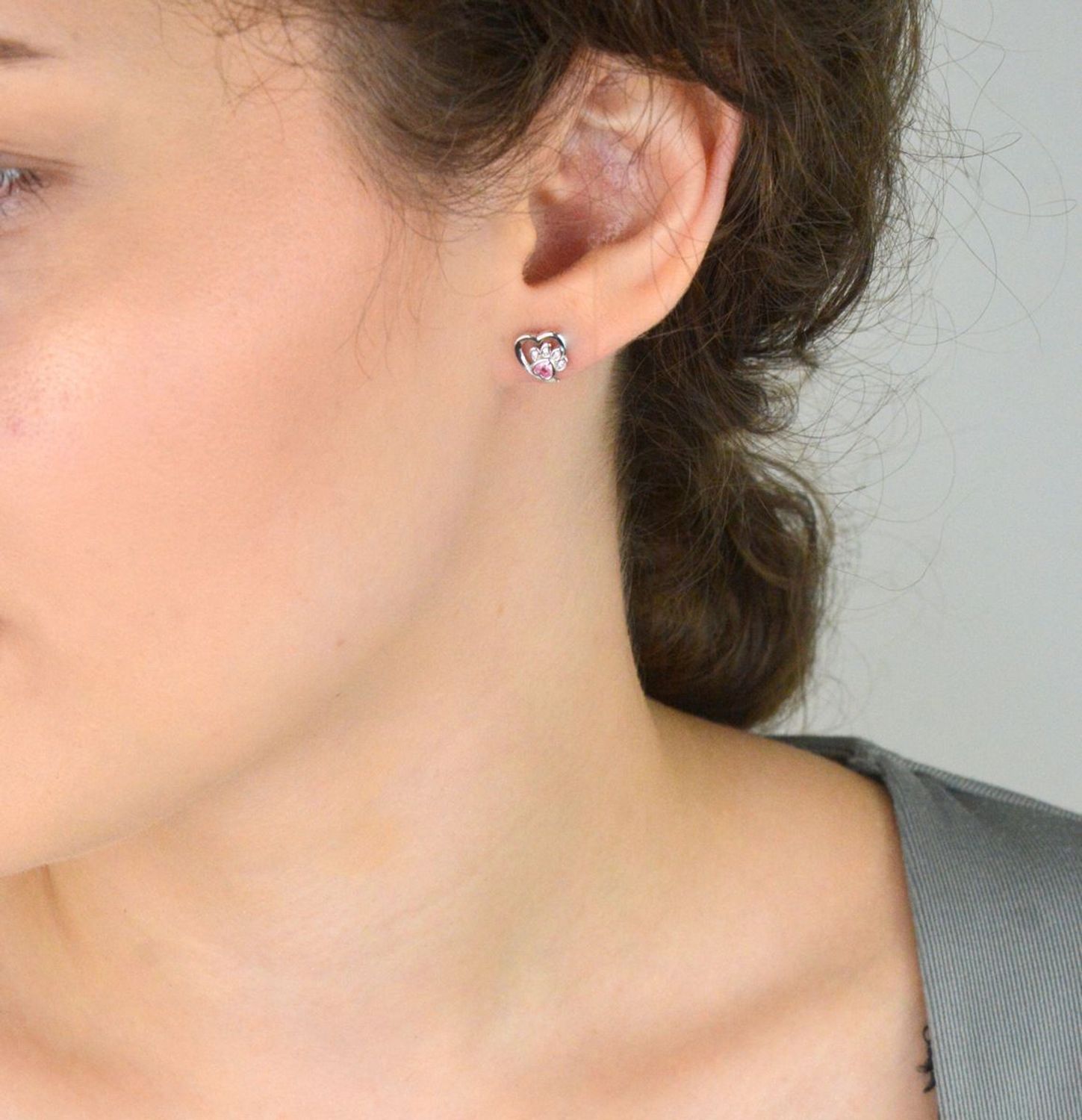 Kolczyki srebrne rodowane 925 – serce z psią łapką, model IM0260423ER. Różowa cyrkonia, zapięcie sztyft, wymiary 7,9 x 8,3 mm, waga ok. 1,2 g. Idealne dla miłośniczek zwierząt!2.jpg