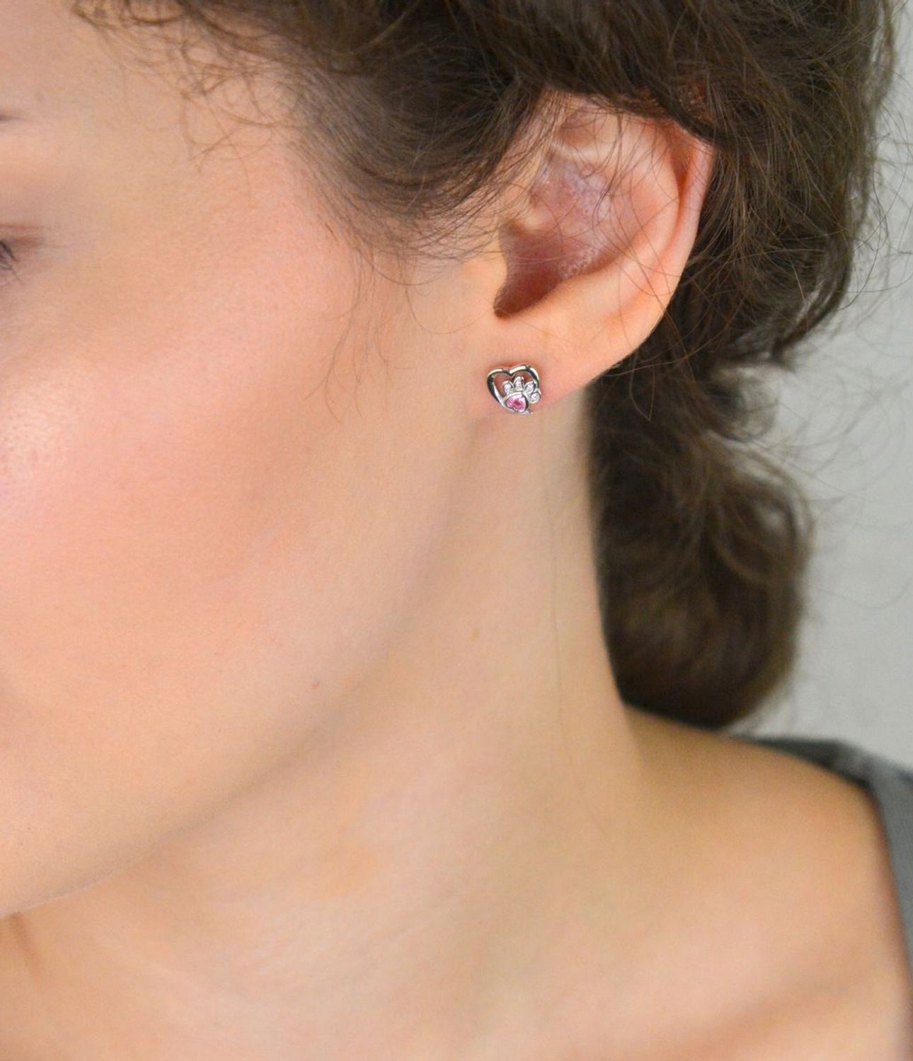 Kolczyki srebrne rodowane 925 – serce z psią łapką, model IM0260423ER. Różowa cyrkonia, zapięcie sztyft, wymiary 7,9 x 8,3 mm, waga ok. 1,2 g. Idealne dla miłośniczek zwierząt!2.jpg