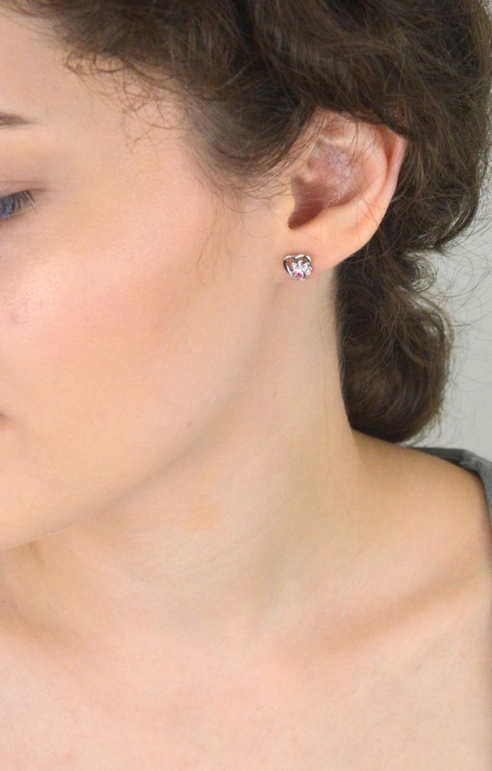 Kolczyki srebrne rodowane 925 – serce z psią łapką, model IM0260423ER. Różowa cyrkonia, zapięcie sztyft, wymiary 7,9 x 8,3 mm, waga ok. 1,2 g. Idealne dla miłośniczek zwierząt!2.jpg