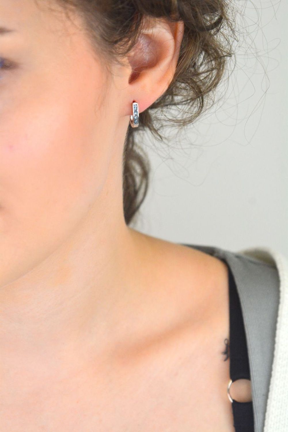 Stylowe srebrne kolczyki rodowane z niebieskimi cyrkoniami. Długość 15 mm, zapięcie angielskie. Idealne na prezent i elegancki dodatek do stylizacji.1.jpg