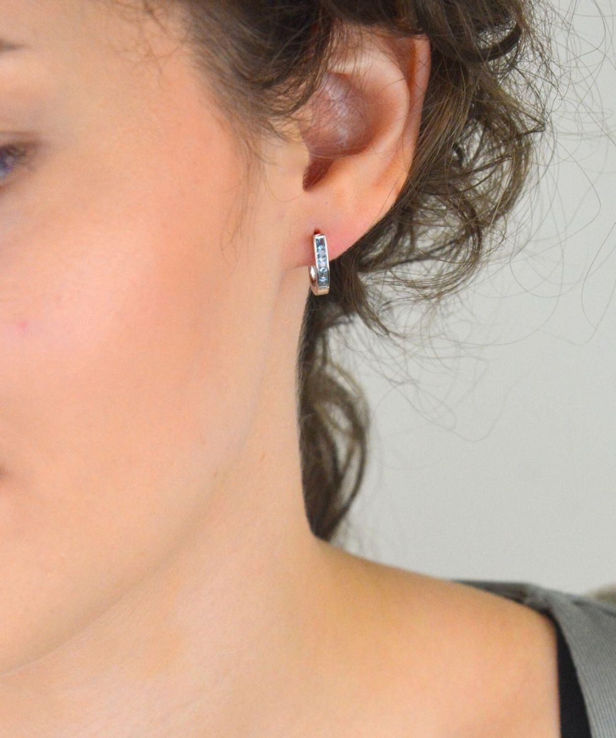 Stylowe srebrne kolczyki rodowane z niebieskimi cyrkoniami. Długość 15 mm, zapięcie angielskie. Idealne na prezent i elegancki dodatek do stylizacji.1.jpg