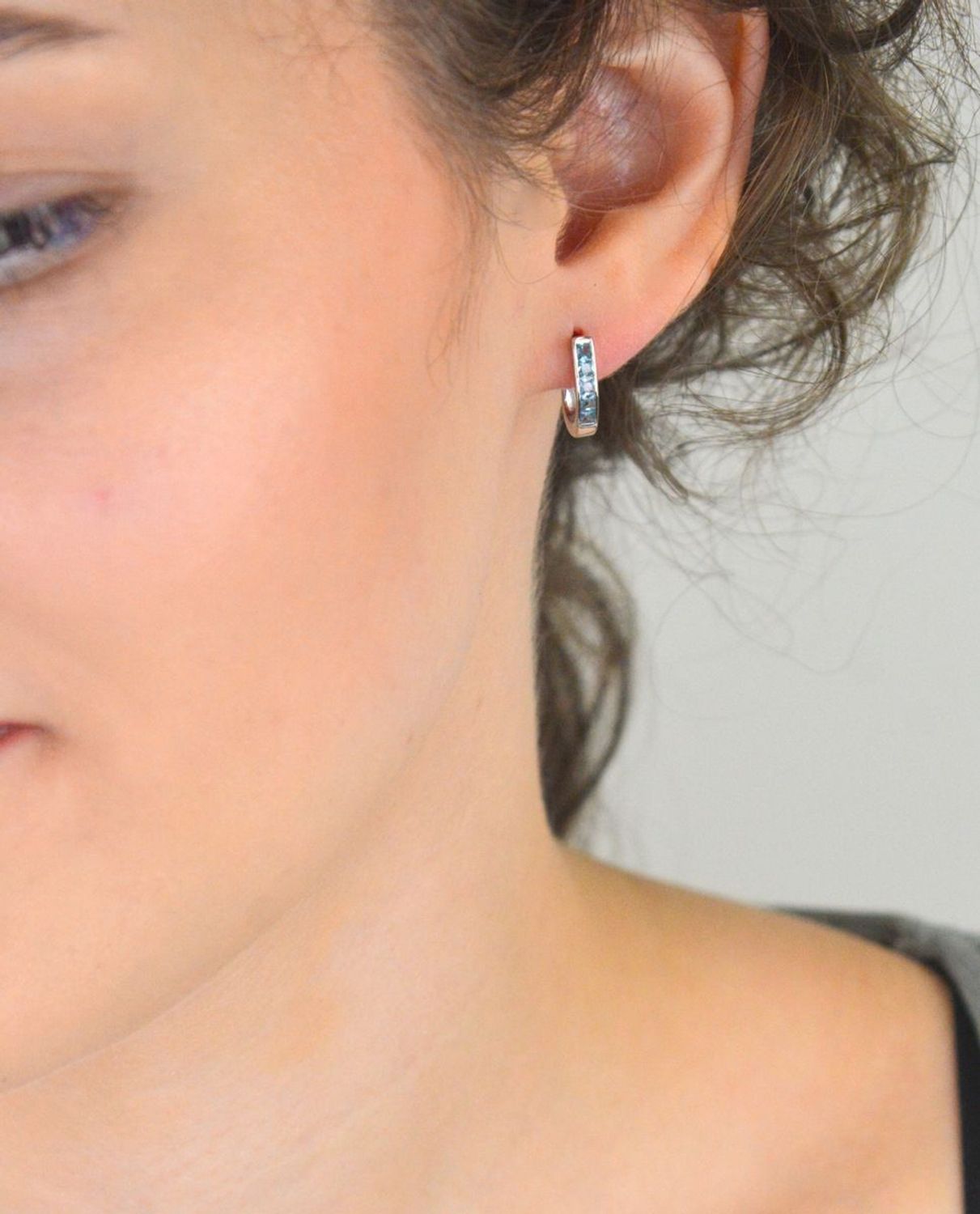 Stylowe srebrne kolczyki rodowane z niebieskimi cyrkoniami. Długość 15 mm, zapięcie angielskie. Idealne na prezent i elegancki dodatek do stylizacji.1.jpg