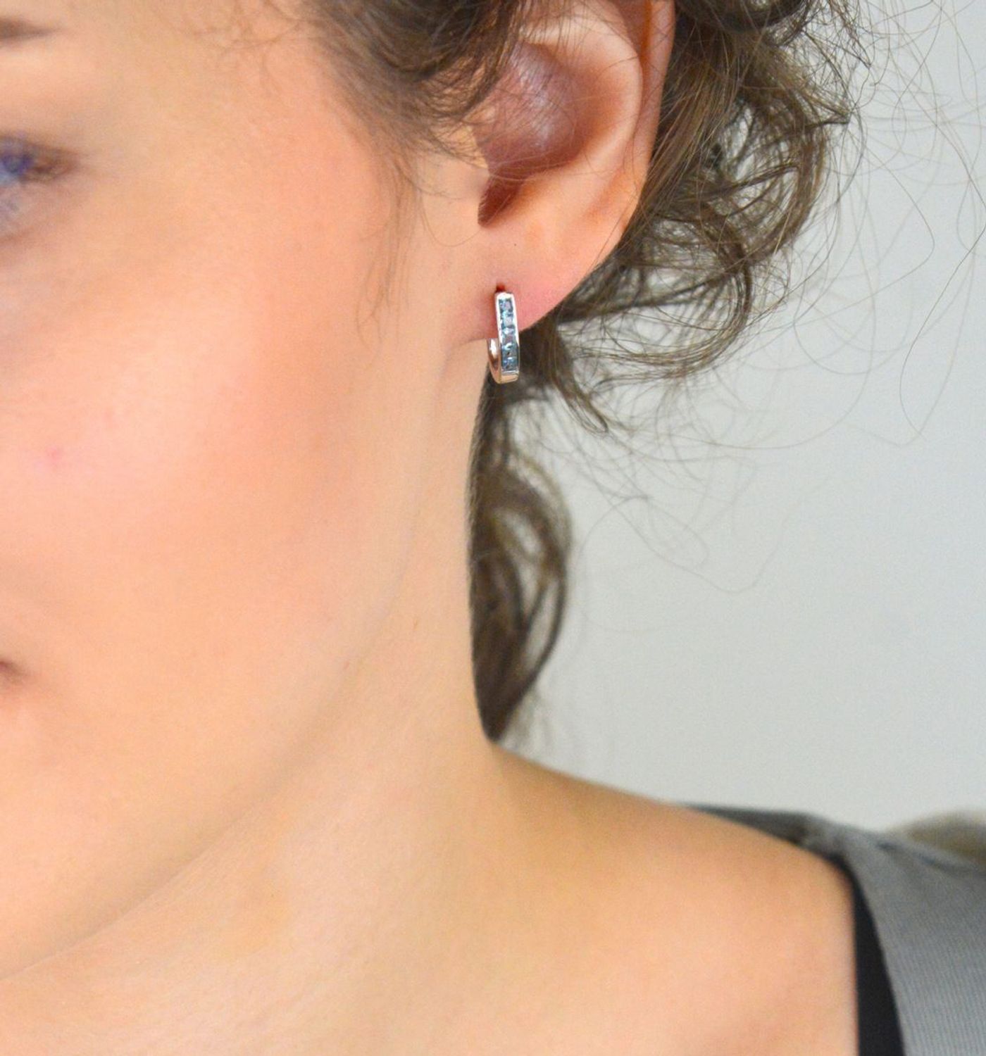 Stylowe srebrne kolczyki rodowane z niebieskimi cyrkoniami. Długość 15 mm, zapięcie angielskie. Idealne na prezent i elegancki dodatek do stylizacji.1.jpg