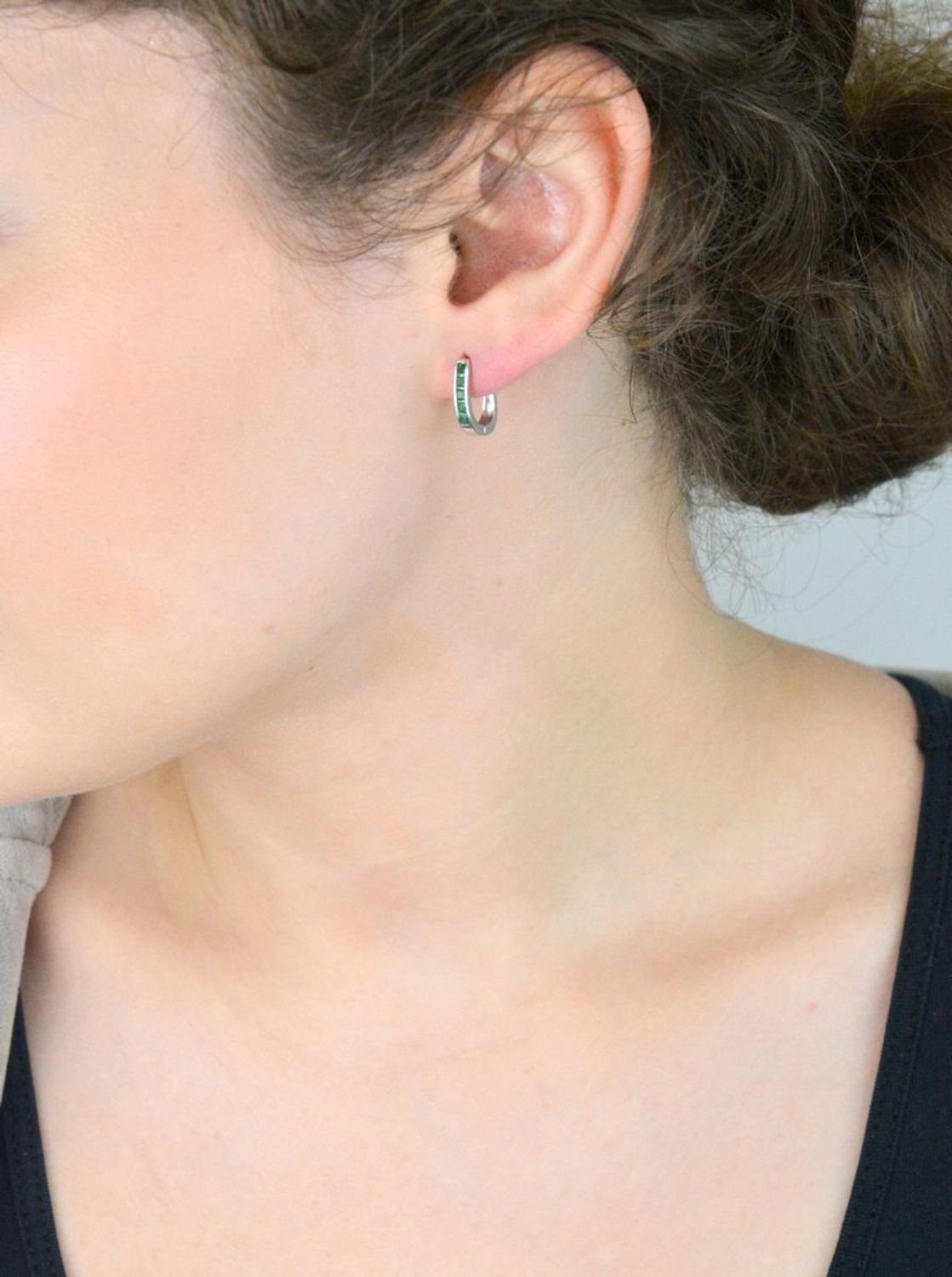 Delikatne kolczyki srebrne 925 z zieloną cyrkonią. Model DIA-KLC-13212-925 – długość 1,3 cm, zapięcie angielskie. Idealne dla kobiet i dziewczynek.1.jpg