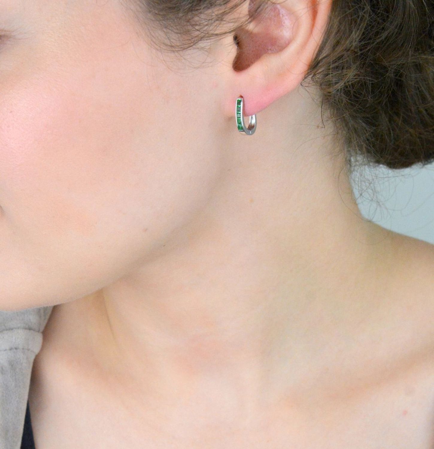 Delikatne kolczyki srebrne 925 z zieloną cyrkonią. Model DIA-KLC-13212-925 – długość 1,3 cm, zapięcie angielskie. Idealne dla kobiet i dziewczynek.1.jpg