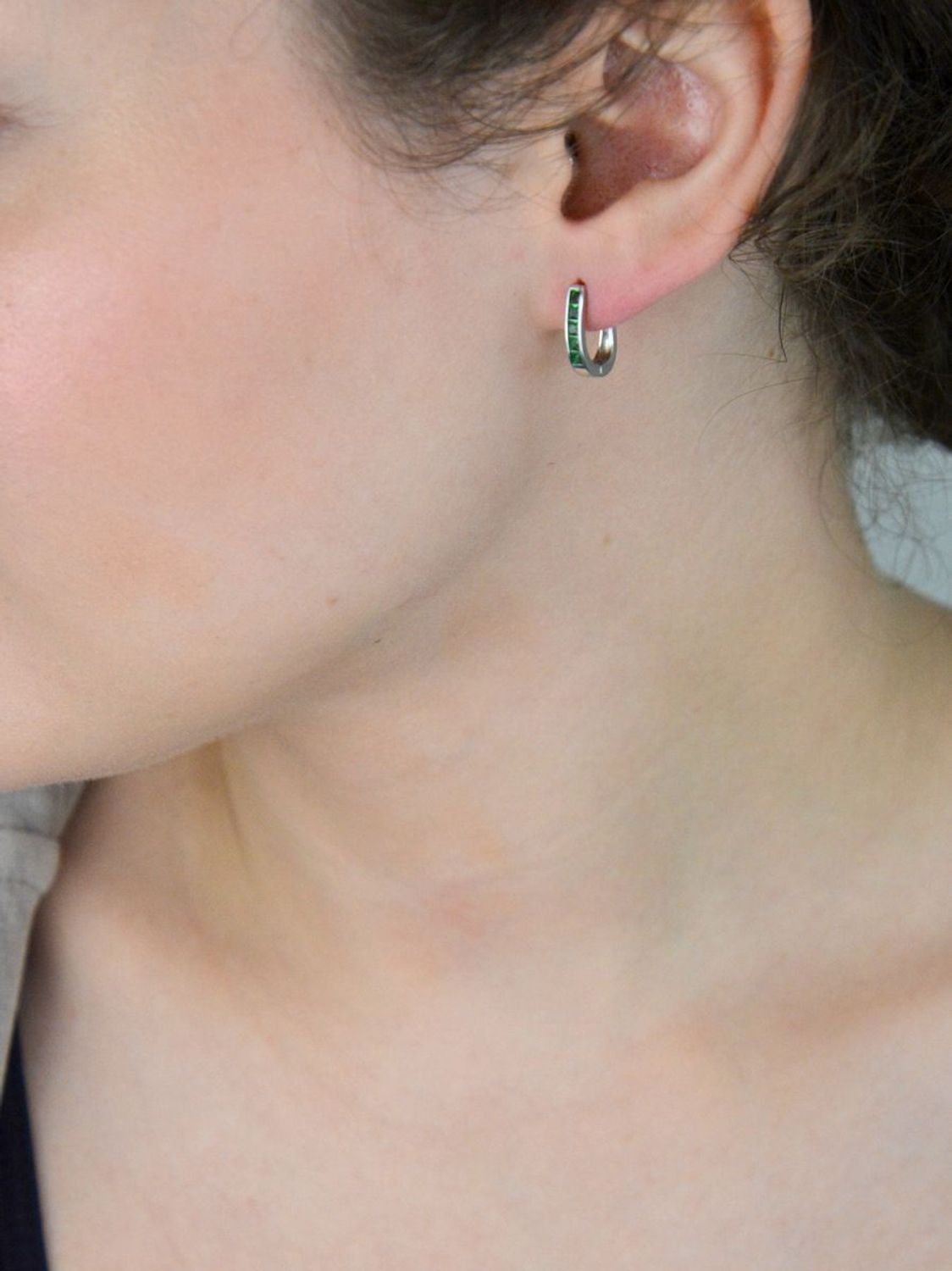 Delikatne kolczyki srebrne 925 z zieloną cyrkonią. Model DIA-KLC-13212-925 – długość 1,3 cm, zapięcie angielskie. Idealne dla kobiet i dziewczynek.1.jpg