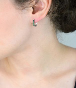 Delikatne kolczyki srebrne 925 z zieloną cyrkonią. Model DIA-KLC-13212-925 – długość 1,3 cm, zapięcie angielskie. Idealne dla kobiet i dziewczynek (2).JPG