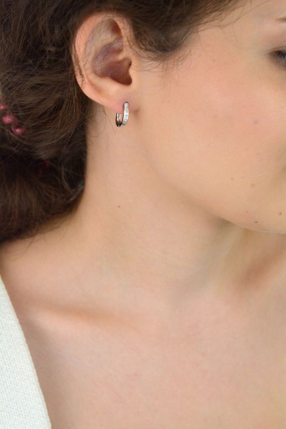 Srebrne kolczyki rodowane z białymi cyrkoniami. Eleganckie, lekkie (2g), długość 15 mm, zapięcie angielskie. Klasyczny dodatek do każdej stylizacji.2.jpg