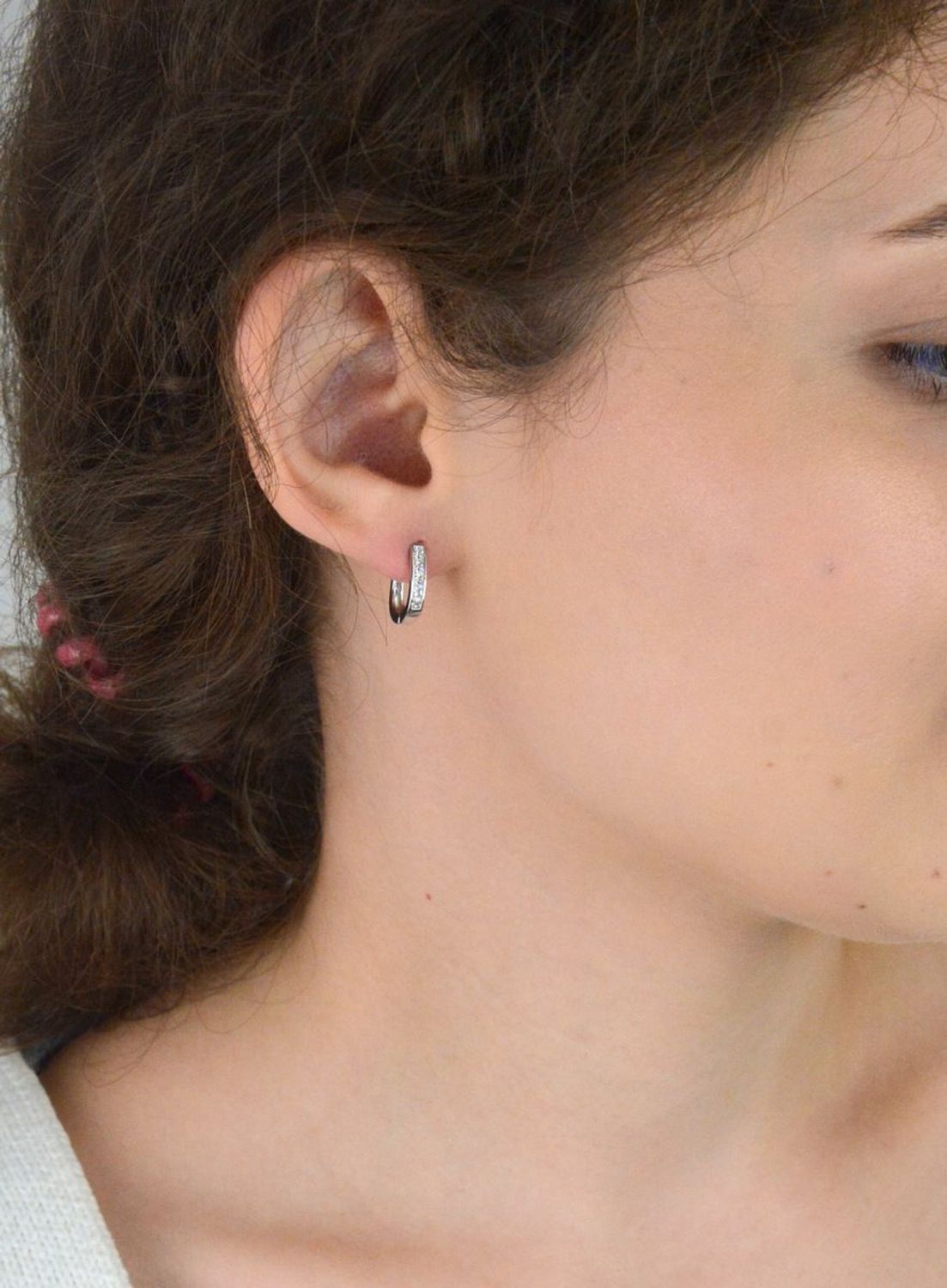 Srebrne kolczyki rodowane z białymi cyrkoniami. Eleganckie, lekkie (2g), długość 15 mm, zapięcie angielskie. Klasyczny dodatek do każdej stylizacji.2.jpg