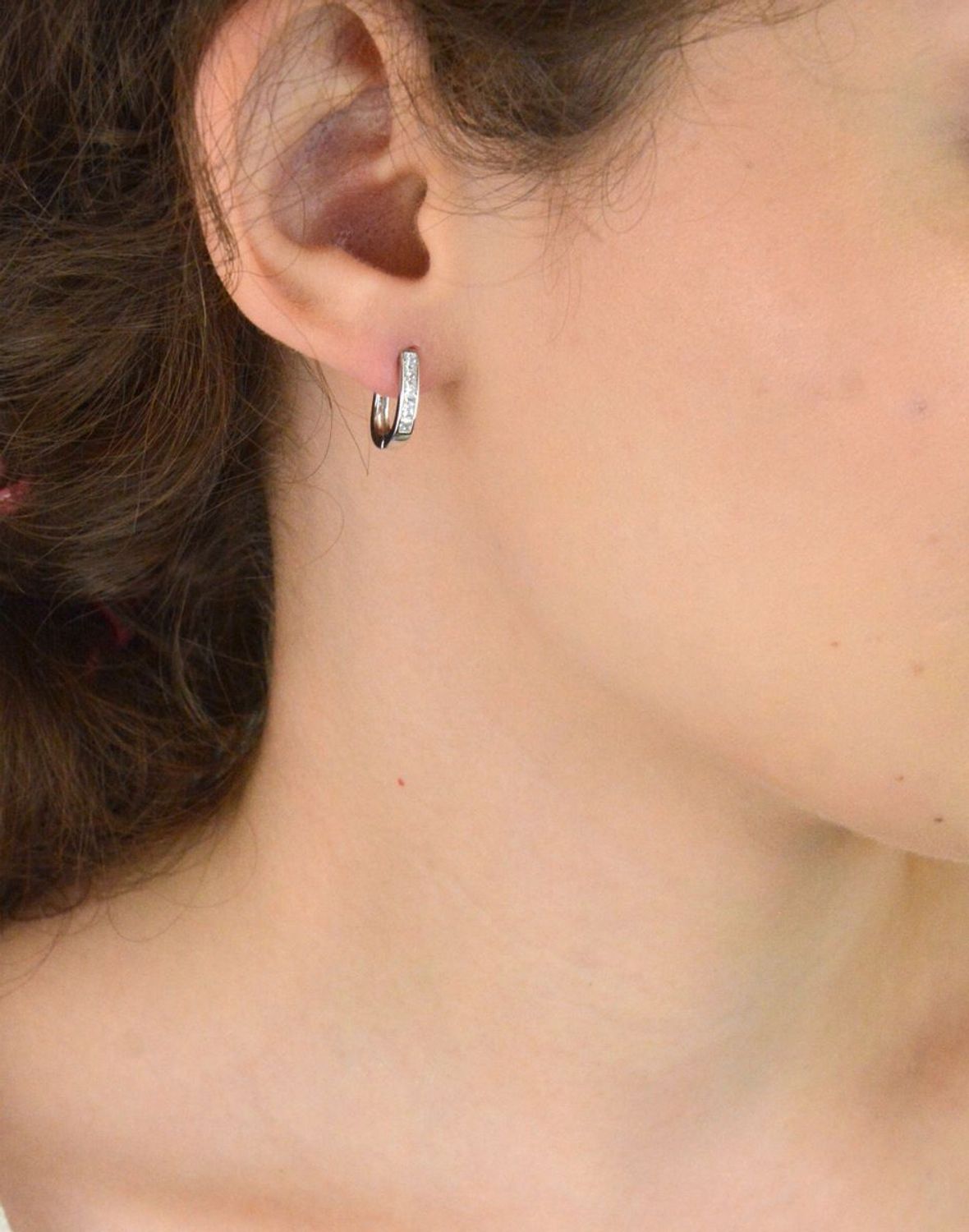 Srebrne kolczyki rodowane z białymi cyrkoniami. Eleganckie, lekkie (2g), długość 15 mm, zapięcie angielskie. Klasyczny dodatek do każdej stylizacji.2.jpg