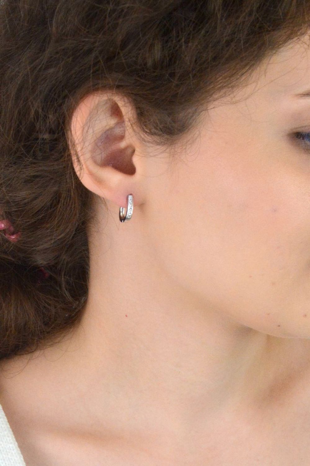 Srebrne kolczyki rodowane z białymi cyrkoniami. Eleganckie, lekkie (2g), długość 15 mm, zapięcie angielskie. Klasyczny dodatek do każdej stylizacji.2.jpg