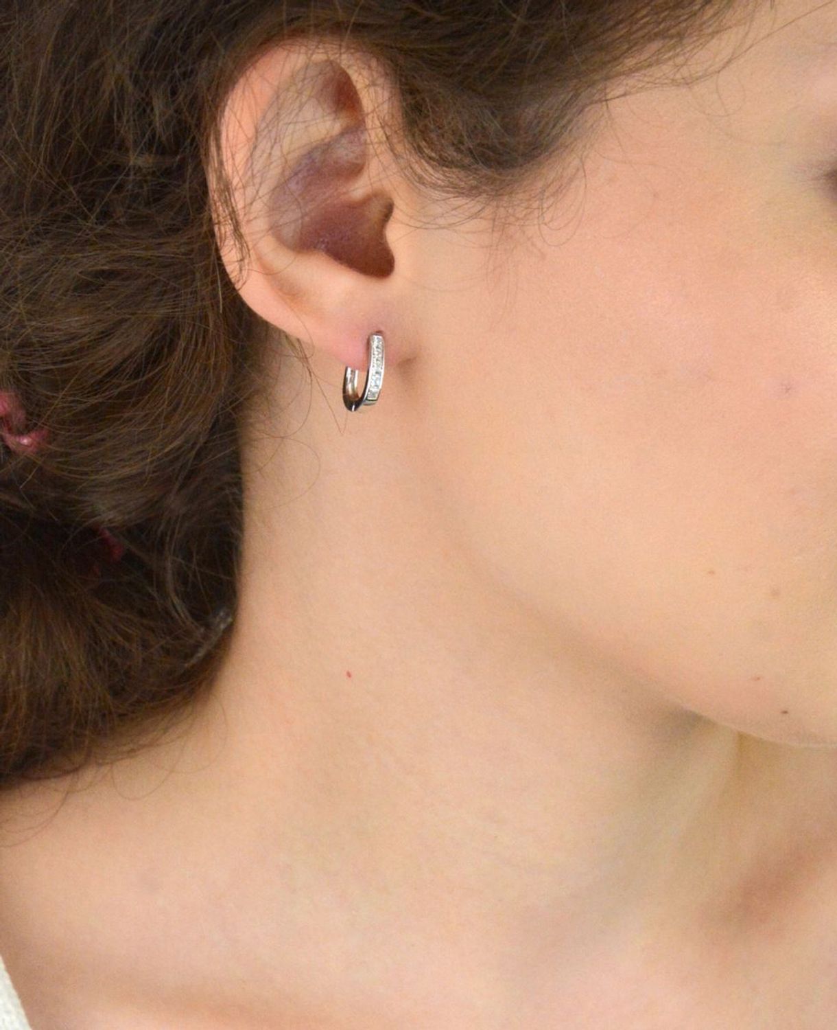 Srebrne kolczyki rodowane z białymi cyrkoniami. Eleganckie, lekkie (2g), długość 15 mm, zapięcie angielskie. Klasyczny dodatek do każdej stylizacji.2.jpg