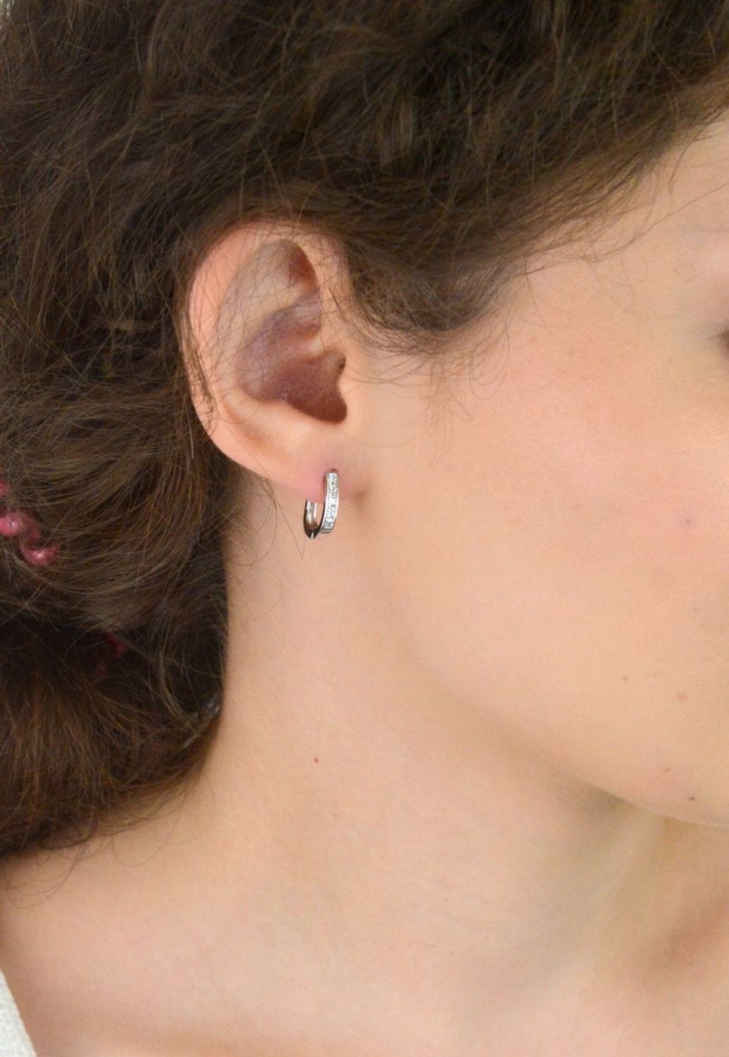 Srebrne kolczyki rodowane z białymi cyrkoniami. Eleganckie, lekkie (2g), długość 15 mm, zapięcie angielskie. Klasyczny dodatek do każdej stylizacji.2.jpg