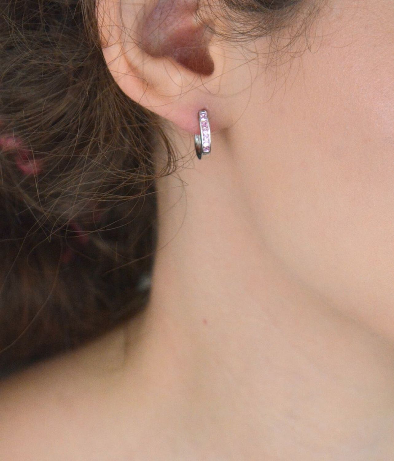 Eleganckie kolczyki srebrne 925 rodowane z różowymi cyrkoniami. Długość 11 mm, zapięcie angielskie, waga ok. 2g. Stylowy dodatek dla każdej kobiety.1.jpg