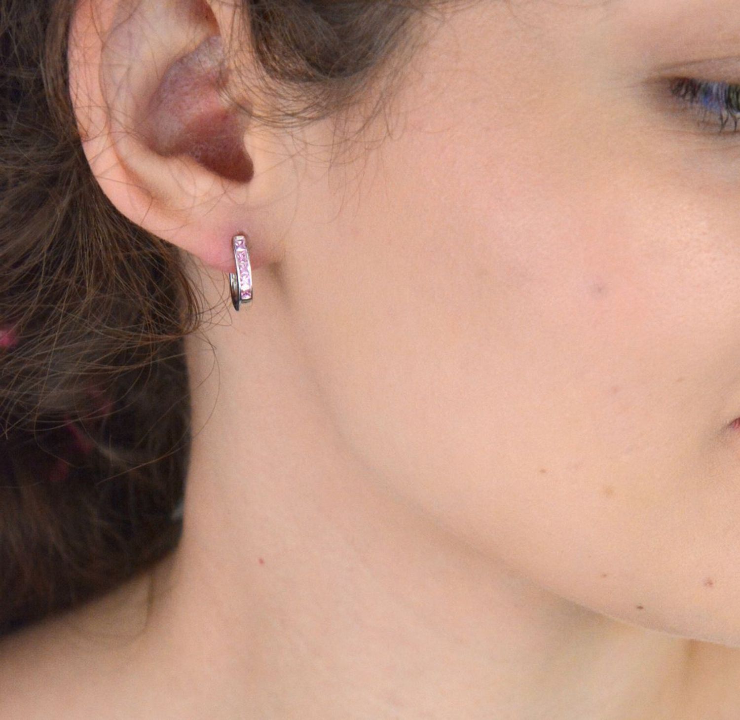 Eleganckie kolczyki srebrne 925 rodowane z różowymi cyrkoniami. Długość 11 mm, zapięcie angielskie, waga ok. 2g. Stylowy dodatek dla każdej kobiety.1.jpg