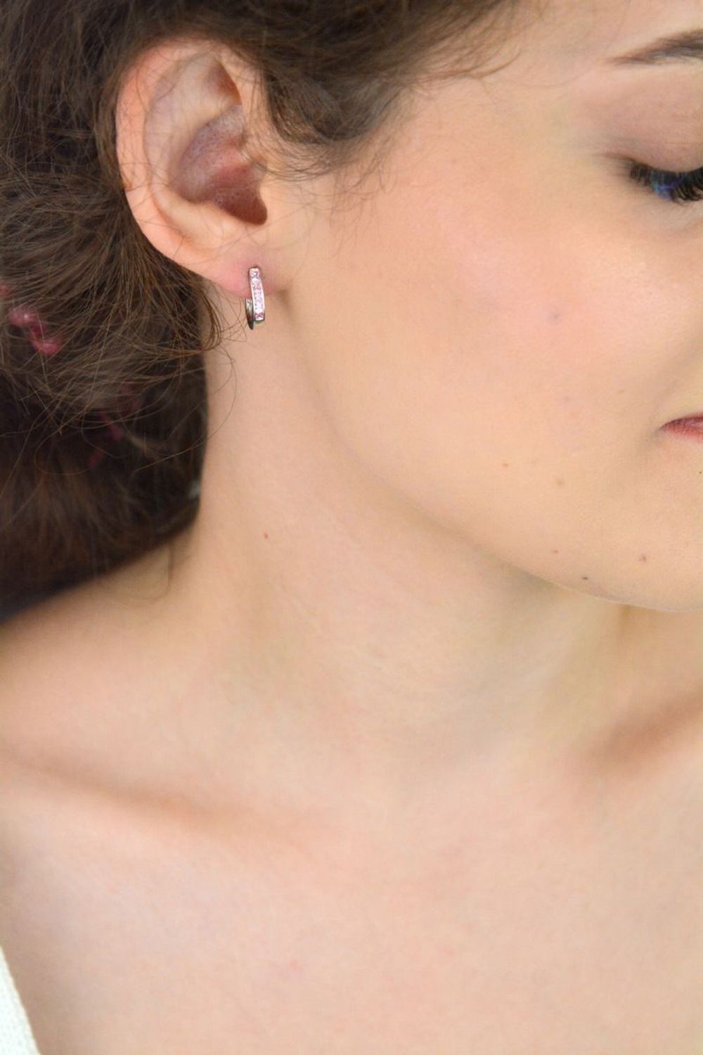 Eleganckie kolczyki srebrne 925 rodowane z różowymi cyrkoniami. Długość 11 mm, zapięcie angielskie, waga ok. 2g. Stylowy dodatek dla każdej kobiety.1.jpg