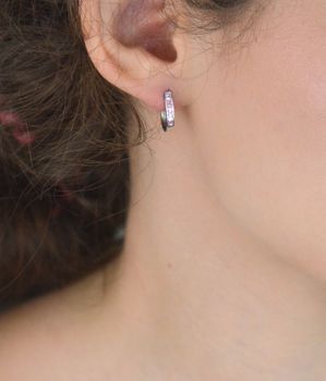 Eleganckie kolczyki srebrne 925 rodowane z różowymi cyrkoniami. Długość 11 mm, zapięcie angielskie, waga ok. 2g. Stylowy dodatek dla każdej kobiety (1).JPG