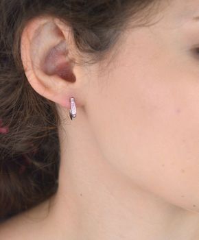 Eleganckie kolczyki srebrne 925 rodowane z różowymi cyrkoniami. Długość 11 mm, zapięcie angielskie, waga ok. 2g. Stylowy dodatek dla każdej kobiety (2).JPG